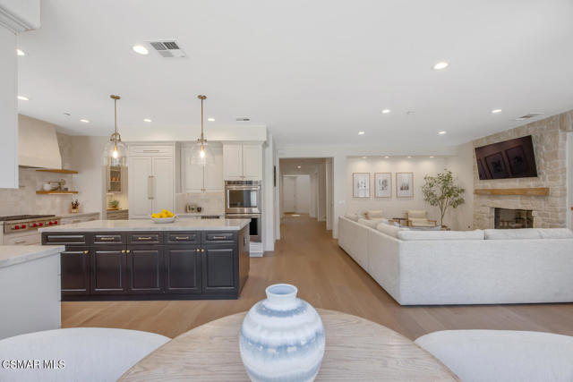 1615 Vista Oaks Way, Westlake Village CA: https://media.crmls.org/mediaz/5a87b0a1-0dcf-4d55-90b2-8821937b4584.jpg
