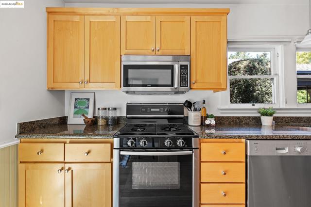 393 43Rd St, Oakland CA: https://media.crmls.org/mediaz/5a87e068-8954-4bb7-a8e4-2ec8b796450b.jpg
