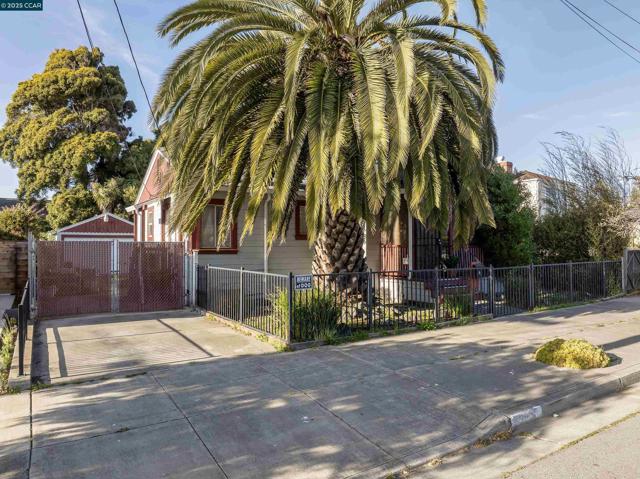 3811 Clinton Ave, Richmond CA: https://media.crmls.org/mediaz/5a88198b-ffd7-46d2-b8f2-9f130836a607.jpg