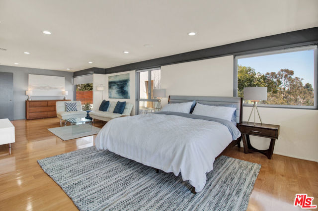 9892 BEVERLY GROVE Drive, Beverly Hills CA: https://media.crmls.org/mediaz/5a8824dc-d86b-4a2c-b8d9-6aad5f608509.jpg