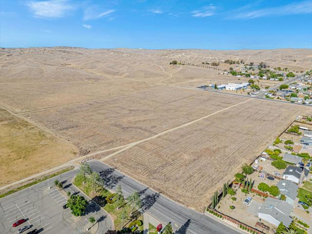 101 Amador Street, Avenal CA: https://media.crmls.org/mediaz/5a88b581-262a-457e-a3e3-cc1f6dc4304a.jpg