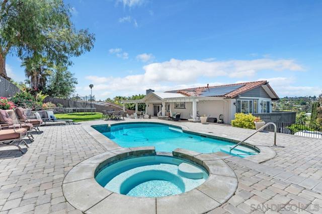 1817 Sunny Slope Terrace, Escondido CA: https://media.crmls.org/mediaz/5a88e471-f89f-4372-b15e-507cf54c887f.jpg