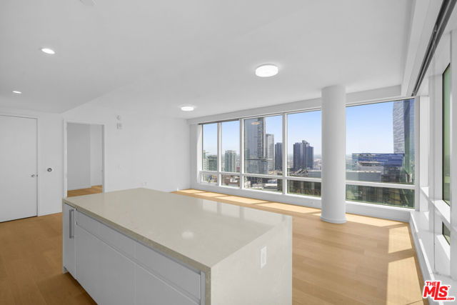 877 Francisco Street, Los Angeles CA: https://media.crmls.org/mediaz/5a899ca9-ce71-4f55-b8c6-e0a0a7cefd27.jpg