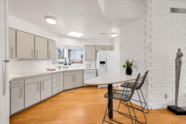 345 W Crestview Drive, Palm Springs, CA 92264