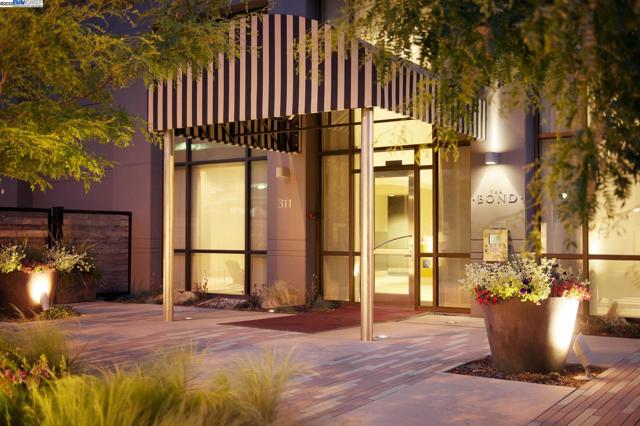 311 2nd St, Oakland CA: https://media.crmls.org/mediaz/5a8a9eac-8755-47fe-8d93-025e24bbf057.jpg