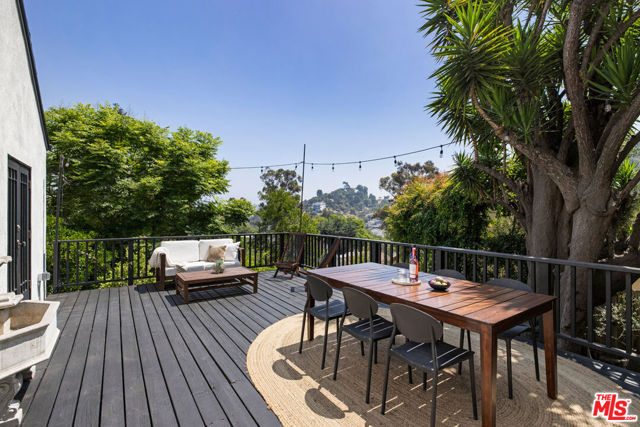 2236 Earl Court, Los Angeles CA: https://media.crmls.org/mediaz/5a8ad4a3-e263-4886-8b26-741e0dfe176b.jpg