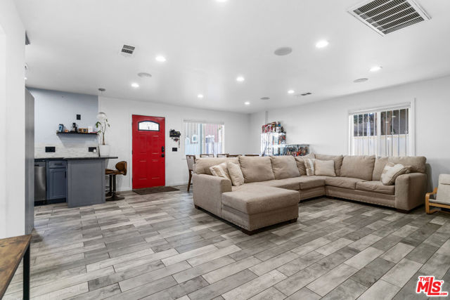 2205 S Burnside Avenue, Los Angeles CA: https://media.crmls.org/mediaz/5a8addb1-cff7-4694-8d23-091f86c7af77.jpg