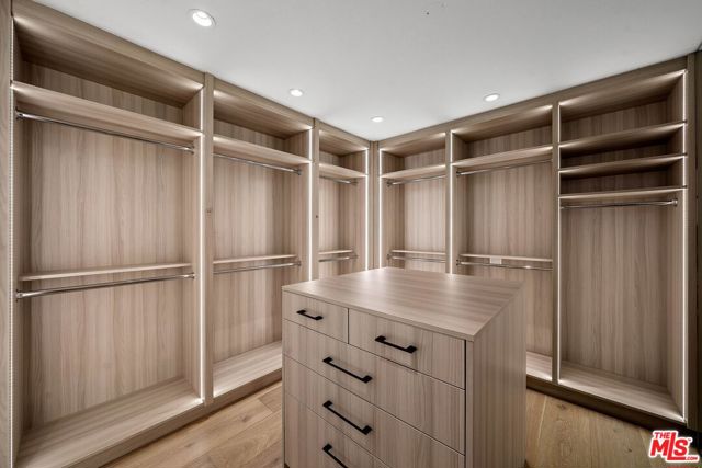 455 Castle Place, Beverly Hills CA: https://media.crmls.org/mediaz/5a8c3e20-ac39-4533-841d-c1747baa9ebd.jpg