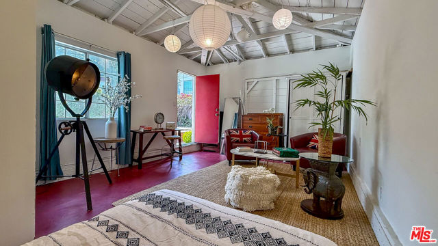2403 Ocean Avenue, Venice CA: https://media.crmls.org/mediaz/5a8e0e66-1ff5-43bb-a187-7cbeeea2285a.jpg