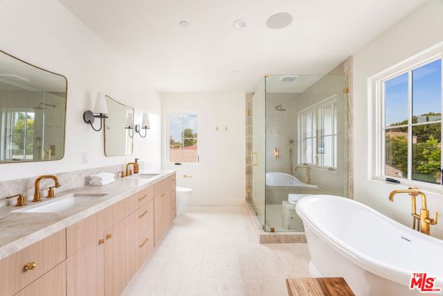 2455 23rd Street, Santa Monica CA: https://media.crmls.org/mediaz/5a8e43e8-3c8a-4d0c-be3b-7fd1824a632c.jpg