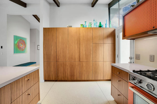 Image 18 of 83 For 992 La Jolla Road