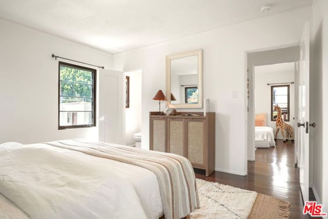 2218 Pearl Street, Santa Monica CA: https://media.crmls.org/mediaz/5a91b500-abf2-48a7-960e-22b3a82dd44c.jpg