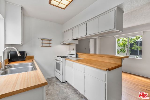 1507 14th Street, Santa Monica CA: https://media.crmls.org/mediaz/5a91bd08-4781-4ff3-80f1-3a12a335cfcb.jpg