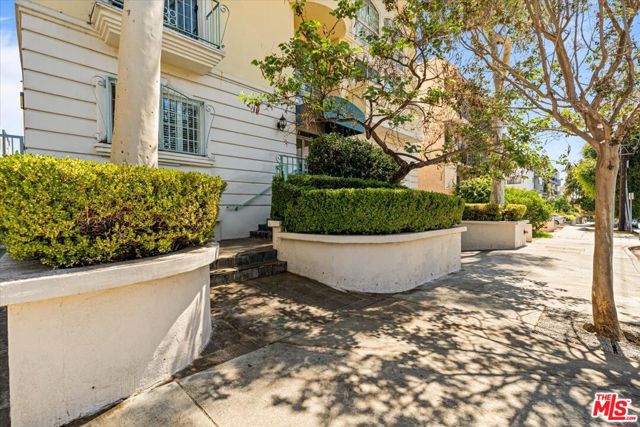 1342 N Sierra Bonita Avenue, West Hollywood CA: https://media.crmls.org/mediaz/5a926724-e81a-40a5-bc46-38e0e34d8a70.jpg