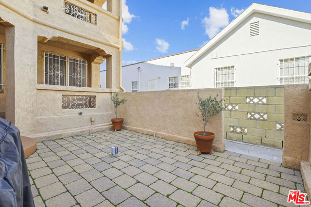 1143 S Rimpau Boulevard, Los Angeles CA: https://media.crmls.org/mediaz/5a92c3fa-b425-4b09-ba56-9134fcdb4563.jpg