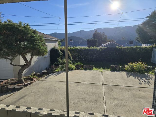 2944 Mayfield Avenue, La Crescenta CA: https://media.crmls.org/mediaz/5a93206d-4014-4f0c-8d63-2f88d835155b.jpg