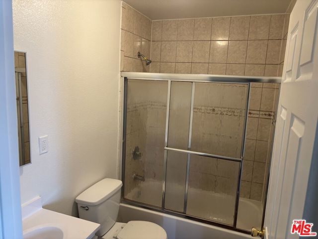 242 W 60th Street, Los Angeles CA: https://media.crmls.org/mediaz/5a93675f-5d3b-4dfb-bc76-9dfeeaa21853.jpg
