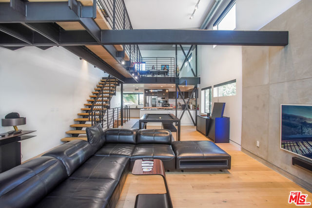 1337 N Fuller Avenue, Los Angeles CA: https://media.crmls.org/mediaz/5a948137-28ec-43a1-89a9-67b66e6260b0.jpg