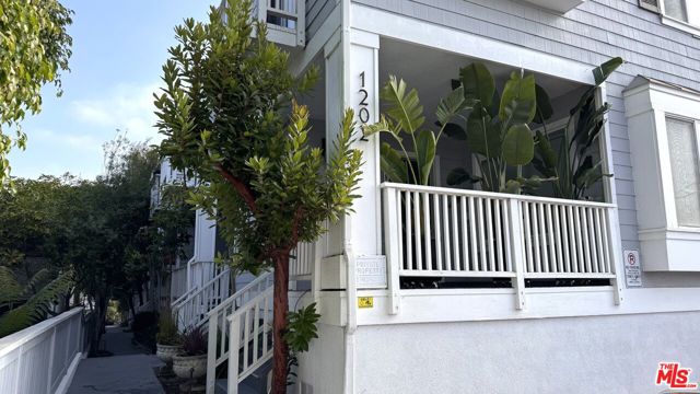 1202 Tennyson Street, Manhattan Beach CA: https://media.crmls.org/mediaz/5a958427-6ffc-48c8-811f-5b82b971349d.jpg