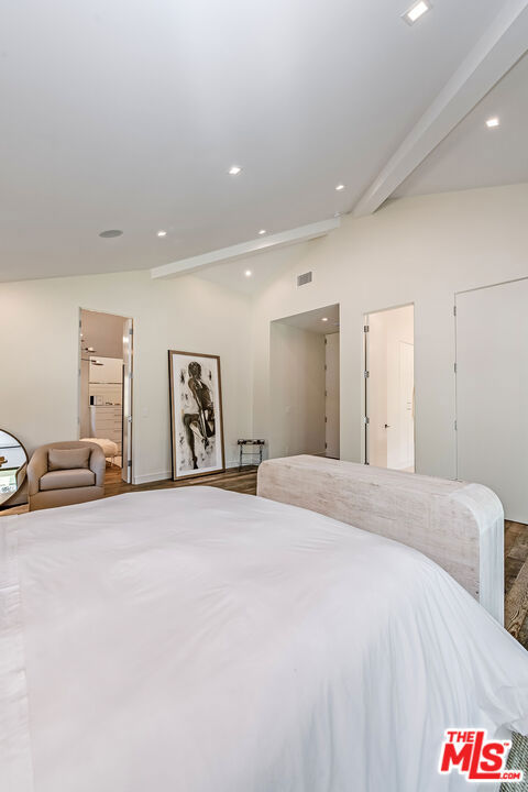 25010 Jim Bridger Road, Hidden Hills CA: https://media.crmls.org/mediaz/5a96afb3-f426-47e3-9d9a-b8b43c282339.jpg