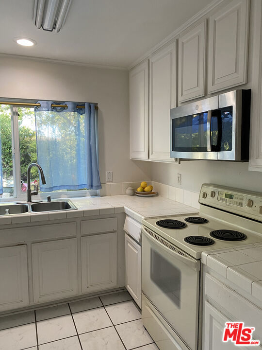 2252 Northpark Street, Thousand Oaks CA: https://media.crmls.org/mediaz/5a977afb-f6c0-4ae5-8ef3-5788aa9dca75.jpg