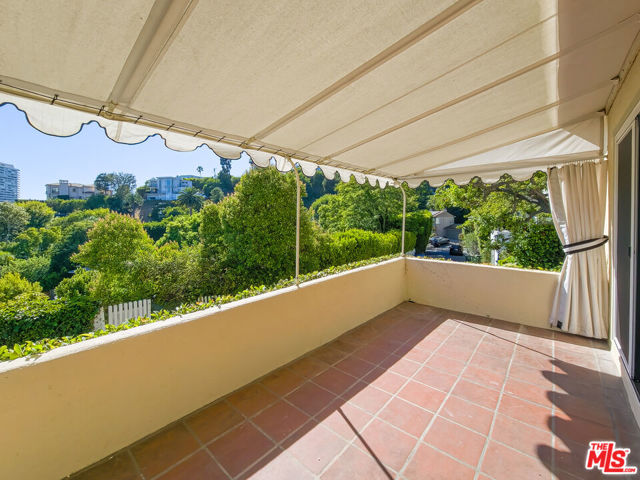 8967 St Ives Drive, Los Angeles CA: https://media.crmls.org/mediaz/5a978d57-fdc3-4d08-83ab-d95003da65ea.jpg