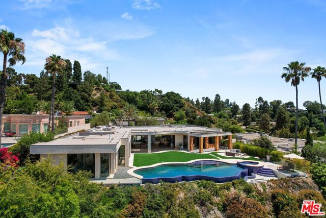 455 Castle Place, Beverly Hills CA: https://media.crmls.org/mediaz/5a97cecc-9aaf-4325-b250-4518923c1c23.jpg