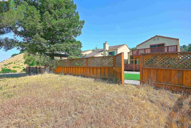28111 Ziele Creek Dr, Hayward CA: https://media.crmls.org/mediaz/5a97e1ea-924c-4161-807d-7ce2acfec587.jpg