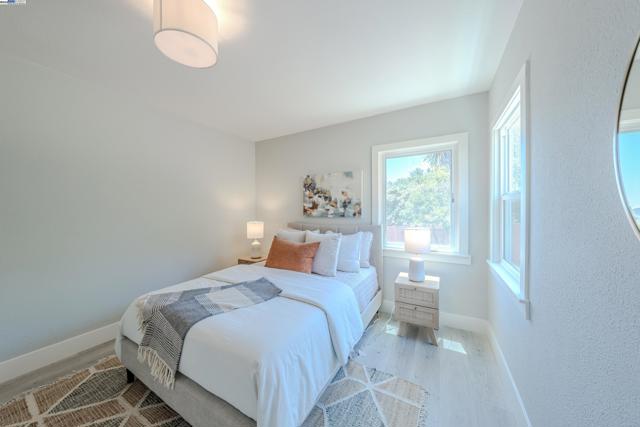 10007 Burr St, Oakland CA: https://media.crmls.org/mediaz/5a97fc58-485f-4181-9cc3-aa2241a9d834.jpg