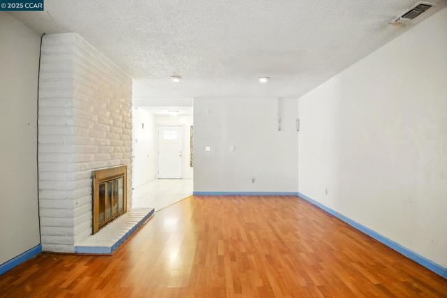 9121 Eaglepoint Ln, Stockton CA: https://media.crmls.org/mediaz/5a985e13-2c31-42c7-a9ac-8c8ad1d94bd8.jpg