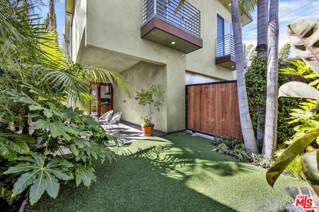 2336 Boone Avenue, Venice CA: https://media.crmls.org/mediaz/5a98aa05-b8af-42ef-9bfd-23c323bd58e7.jpg