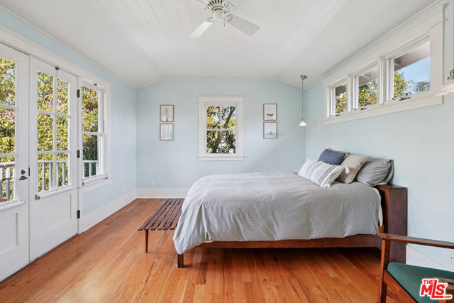 813 Crestmoore Place, Venice CA: https://media.crmls.org/mediaz/5a99d806-294c-44c9-bc7c-d0af479b84d4.jpg