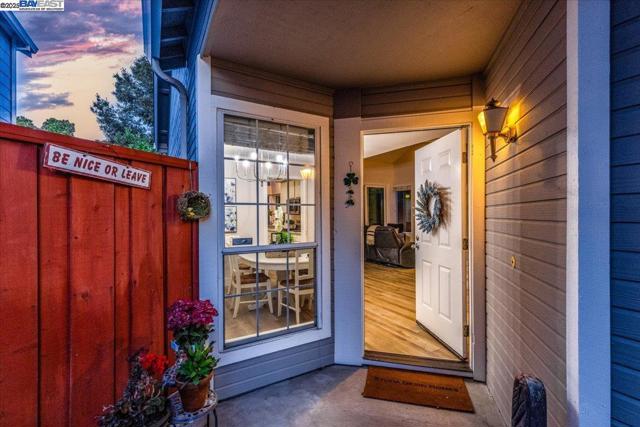 2211 Oakland Ave, Pleasanton CA: https://media.crmls.org/mediaz/5a99de6d-bd33-4369-8cc6-2c5e3c07c24c.jpg