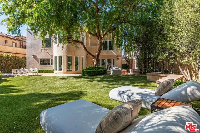 739 20th Street, Santa Monica CA: https://media.crmls.org/mediaz/5a99f9b5-3acf-48ff-a8f2-eba42abe47a7.jpg