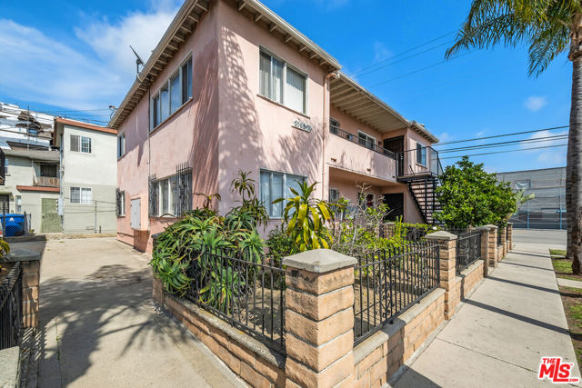 11887 Jefferson Boulevard, Los Angeles CA: https://media.crmls.org/mediaz/5a9a0ef8-b631-4850-abc6-a2d9e67ea6a5.jpg
