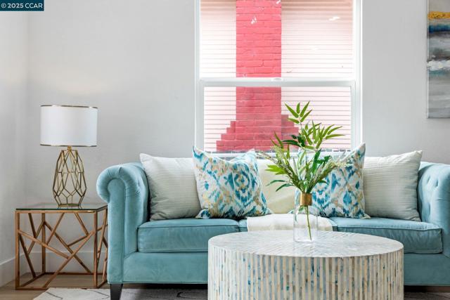 2133 39Th Ave, Oakland CA: https://media.crmls.org/mediaz/5a9a3210-c299-46b2-a245-773660c2d444.jpg