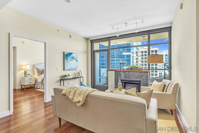 700 W E St, San Diego CA: https://media.crmls.org/mediaz/5a9a7651-5467-4089-80d7-6aee94bcf1b3.jpg