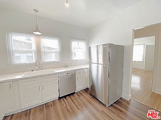 25 Falcon Avenue, Long Beach CA: https://media.crmls.org/mediaz/5a9a8543-b084-4af3-b37f-2db2e4c309db.jpg