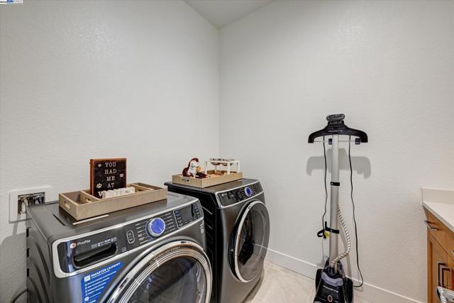 4072 Whitney Vista Ln, Rocklin CA: https://media.crmls.org/mediaz/5a9aeff7-1dfb-4da5-9f93-bac77a2ad167.jpg