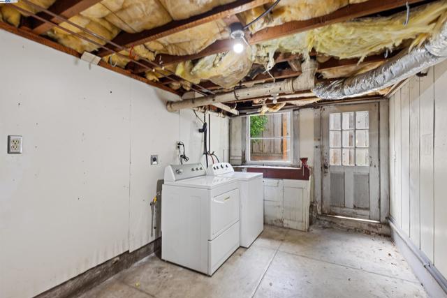 4011 Brighton Ave, Oakland CA: https://media.crmls.org/mediaz/5a9be91b-1dfc-4331-8c8f-672a094379a1.jpg
