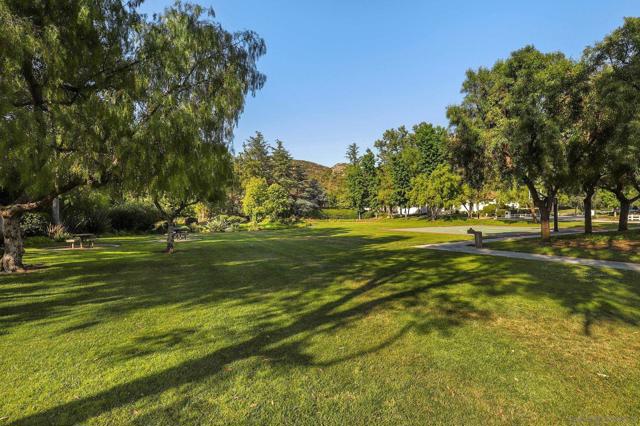 3083 Sprucewood Ln, Escondido CA: https://media.crmls.org/mediaz/5a9c05f0-ce38-4111-99db-0591ddcee2af.jpg