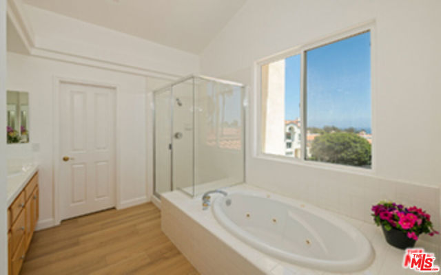 6465 Zuma View Place, Malibu CA: https://media.crmls.org/mediaz/5a9c3663-f61c-406b-9ead-243aa9032db6.jpg