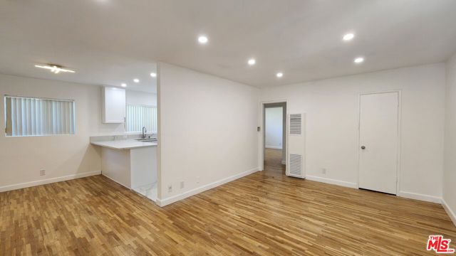 12942 Moorpark Street, Studio City CA: https://media.crmls.org/mediaz/5a9c754e-ccb5-4818-b9e5-be10511abb6b.jpg