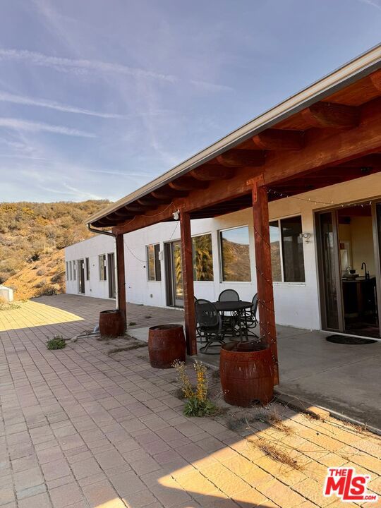 11077 Pacific View Drive, Malibu CA: https://media.crmls.org/mediaz/5a9c7efe-35c6-4907-b925-6e96331bb673.jpg