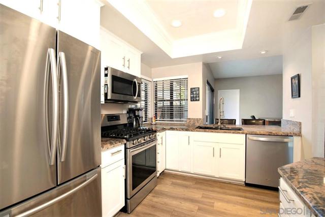 3949 Caminito Del Mar Surf, San Diego CA: https://media.crmls.org/mediaz/5a9cc069-c66b-4c0a-a3cc-4c79d31fdbc3.jpg