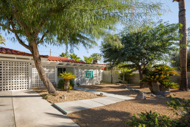 748 N Calle Rolph, Palm Springs CA: https://media.crmls.org/mediaz/5a9d80d2-3a25-4ab9-901d-c9802a2faca0.jpg