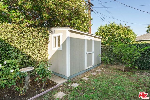 2700 Coolidge Avenue, Los Angeles CA: https://media.crmls.org/mediaz/5a9dbece-29e4-434c-ad99-354d7ef9fa2a.jpg