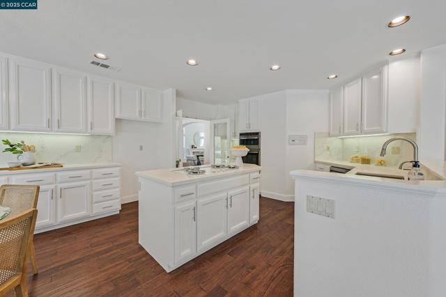 4253 Golden Oak Ct, Danville CA: https://media.crmls.org/mediaz/5a9f29f0-7e97-44bb-b8a6-dfa6dec31ea9.jpg