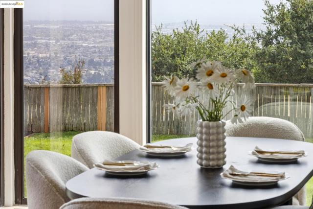 6019 Ridgemont Dr, Oakland CA: https://media.crmls.org/mediaz/5a9f63e5-1d75-475c-8c61-3cb0f79c6679.jpg