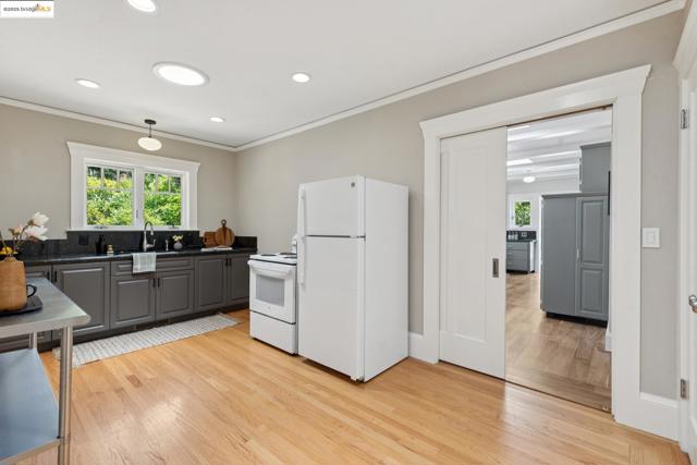 2181 Andrews St, Oakland CA: https://media.crmls.org/mediaz/5aa07b34-71ab-4a29-8965-f3f36b7c0643.jpg